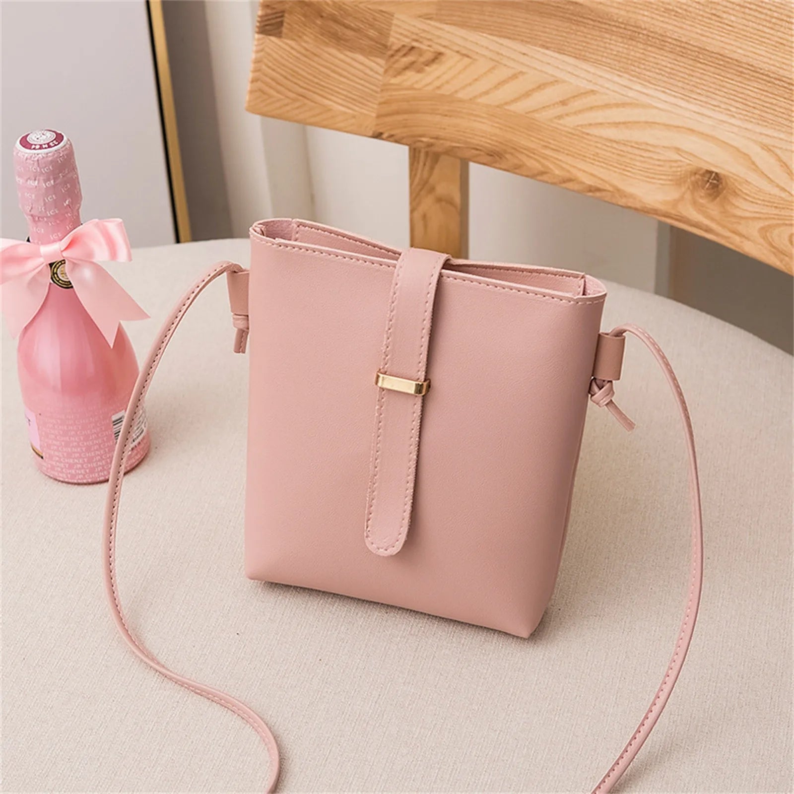 Stay on trend with this fashionable drawstring lady bag, featuring a stylish cross-border design and casual letter detail. Perfect for adding a chic and trendy touch to your outfit! -