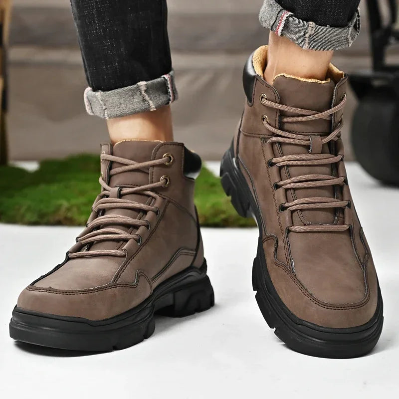 Stay comfortable and stylish with these men's boots designed with a simple and comfortable design. Ideal for everyday wear and versatile enough to pair with various outfits. -