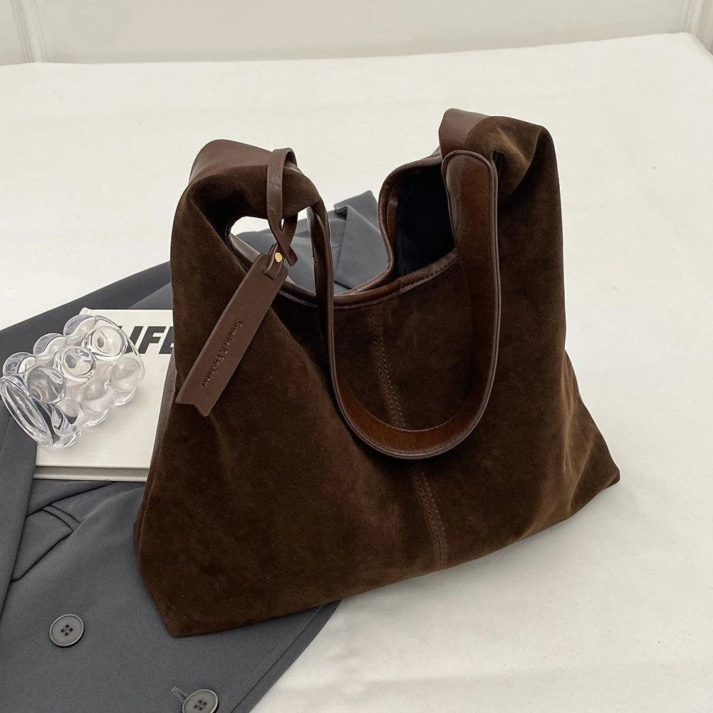 Elevate your style with this vintage shoulder bag, featuring a solid color design and large capacity. Perfect for the autumn-winter season, this handbag offers both fashion and functionality for your everyday essentials. -