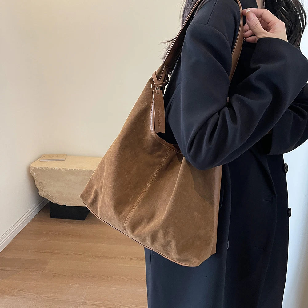 Elevate your style with this vintage shoulder bag, featuring a solid color design and large capacity. Perfect for the autumn-winter season, this handbag offers both fashion and functionality for your everyday essentials. -