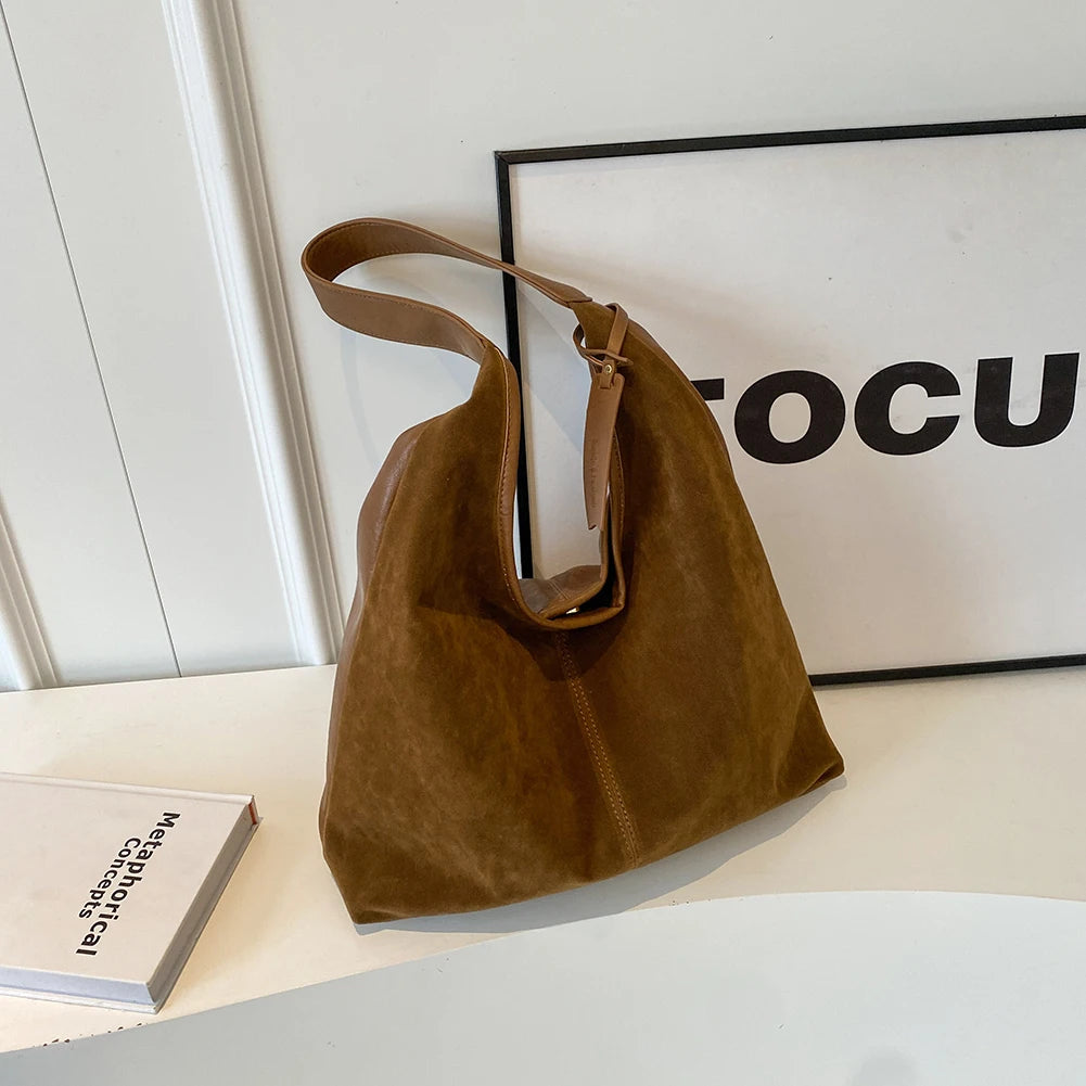 Elevate your style with this vintage shoulder bag, featuring a solid color design and large capacity. Perfect for the autumn-winter season, this handbag offers both fashion and functionality for your everyday essentials. -