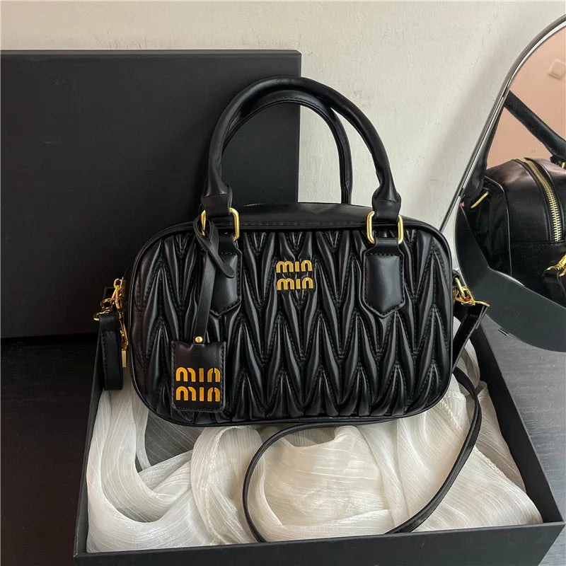 Stay stylish and organized with this new women's small square bag. With a versatile design that allows for multiple carrying options, this crossbody tote is perfect for daily use, providing both fashion and functionality in one chic accessory. -