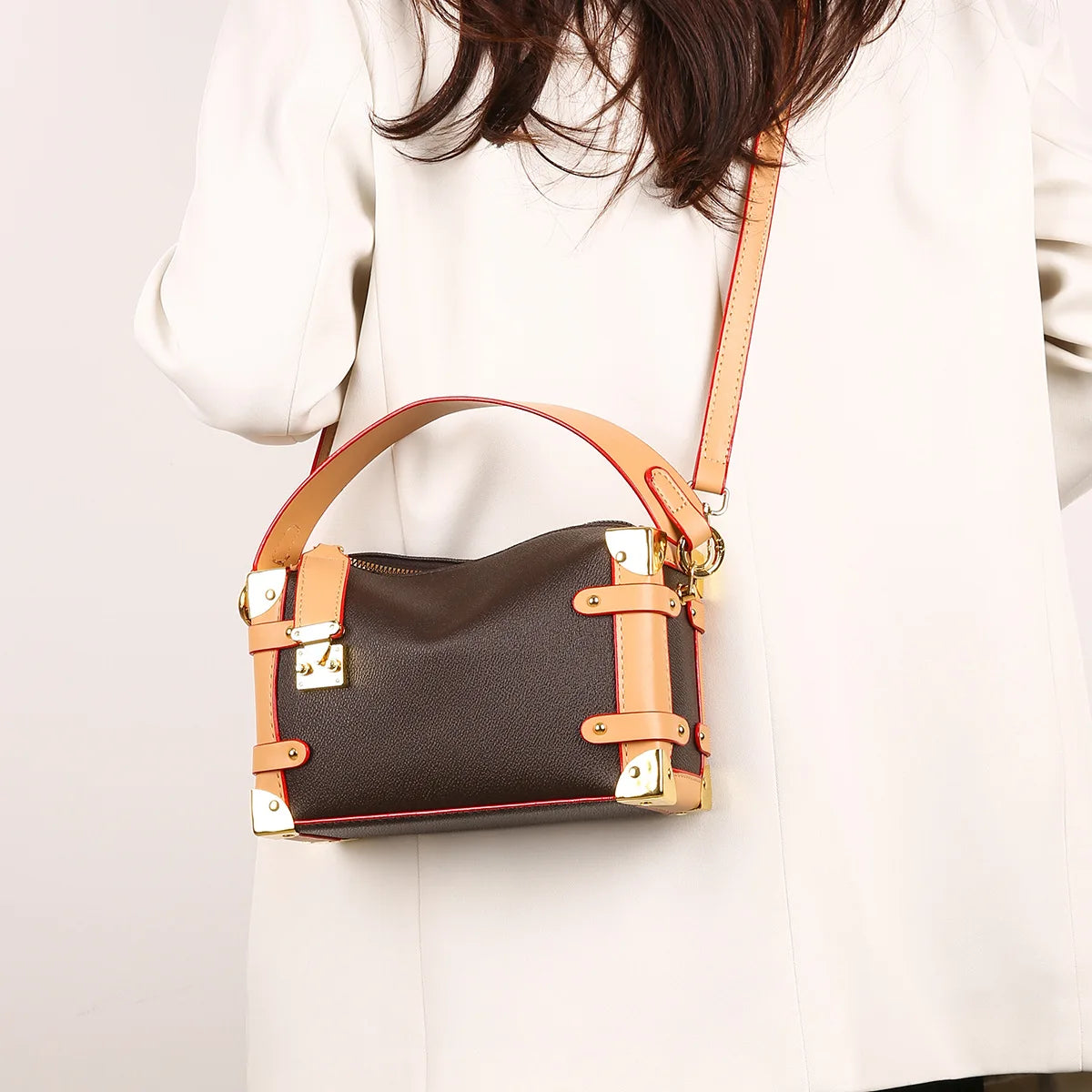 Make a statement with this luxurious and elegant box bag for women. Crafted from high-quality leather, this shoulder handbag features an elegant top-handle design, exuding sophistication and style for a classy finishing touch to your ensemble. -