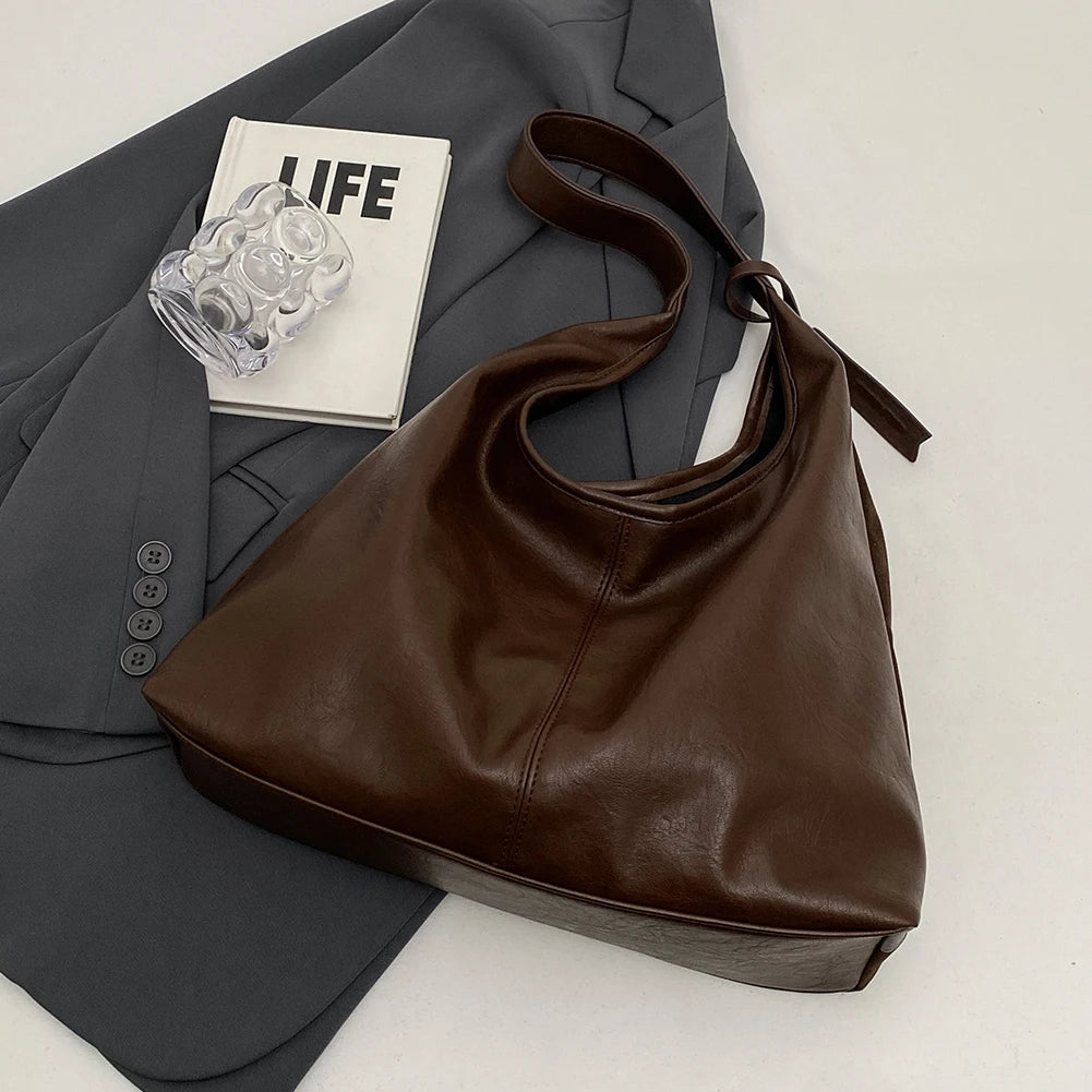 Elevate your style with this vintage shoulder bag, featuring a solid color design and large capacity. Perfect for the autumn-winter season, this handbag offers both fashion and functionality for your everyday essentials. -