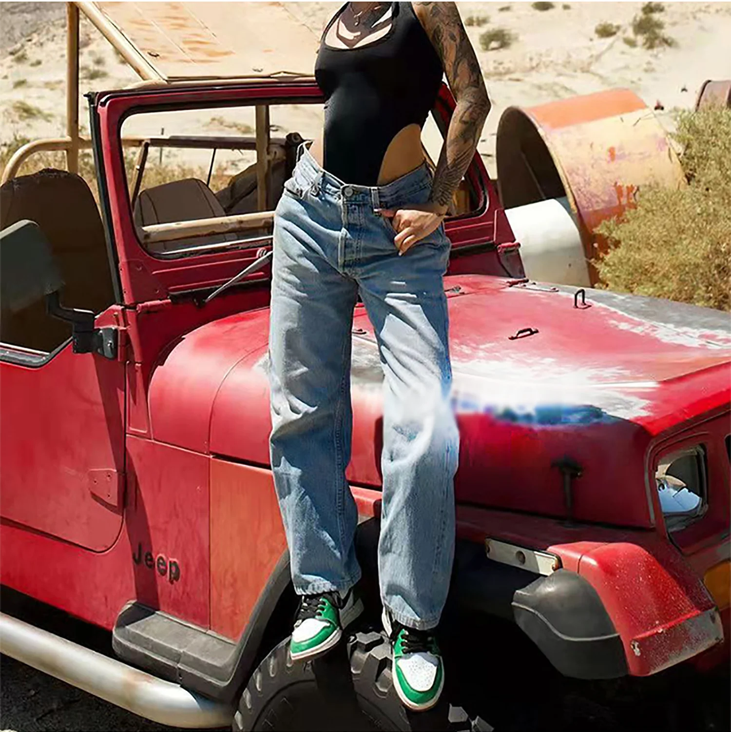 Rock a retro vibe with these women’s wide-leg baggy jeans—vintage style meets comfy cool! -