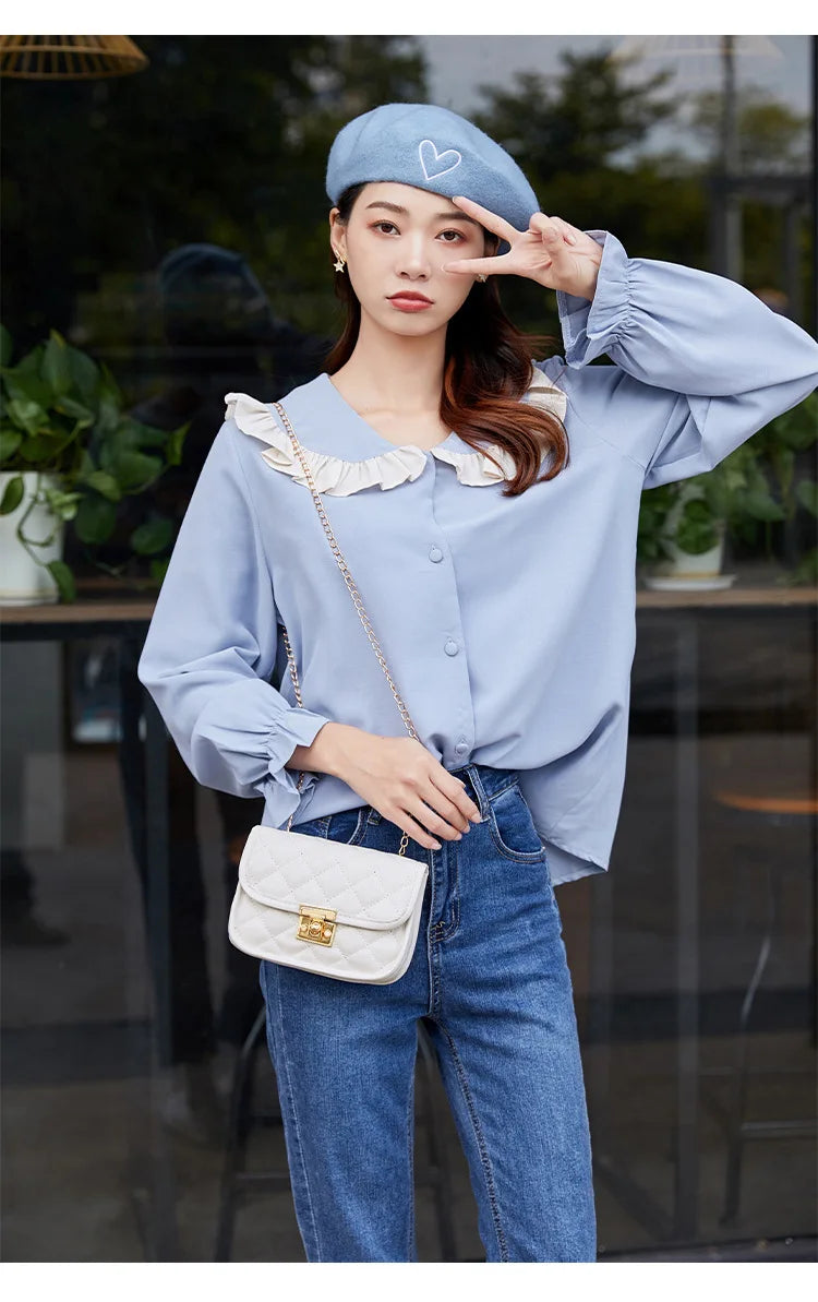 Elevate your style with this trendy women's bag featuring a cross-border small square design. Complete with a fashionable chain, this handbag is perfect for adding a chic touch to your outfit. -