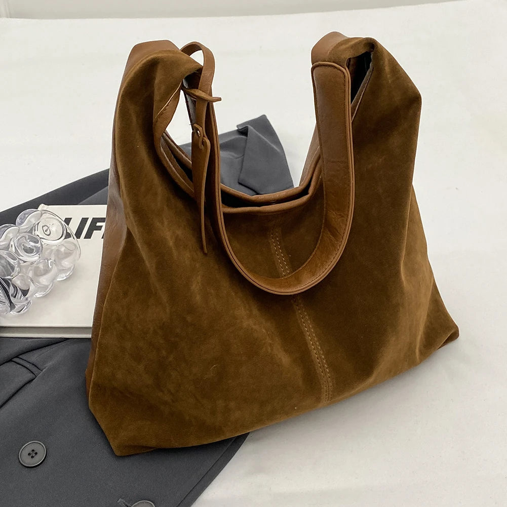 Elevate your style with this vintage shoulder bag, featuring a solid color design and large capacity. Perfect for the autumn-winter season, this handbag offers both fashion and functionality for your everyday essentials. -