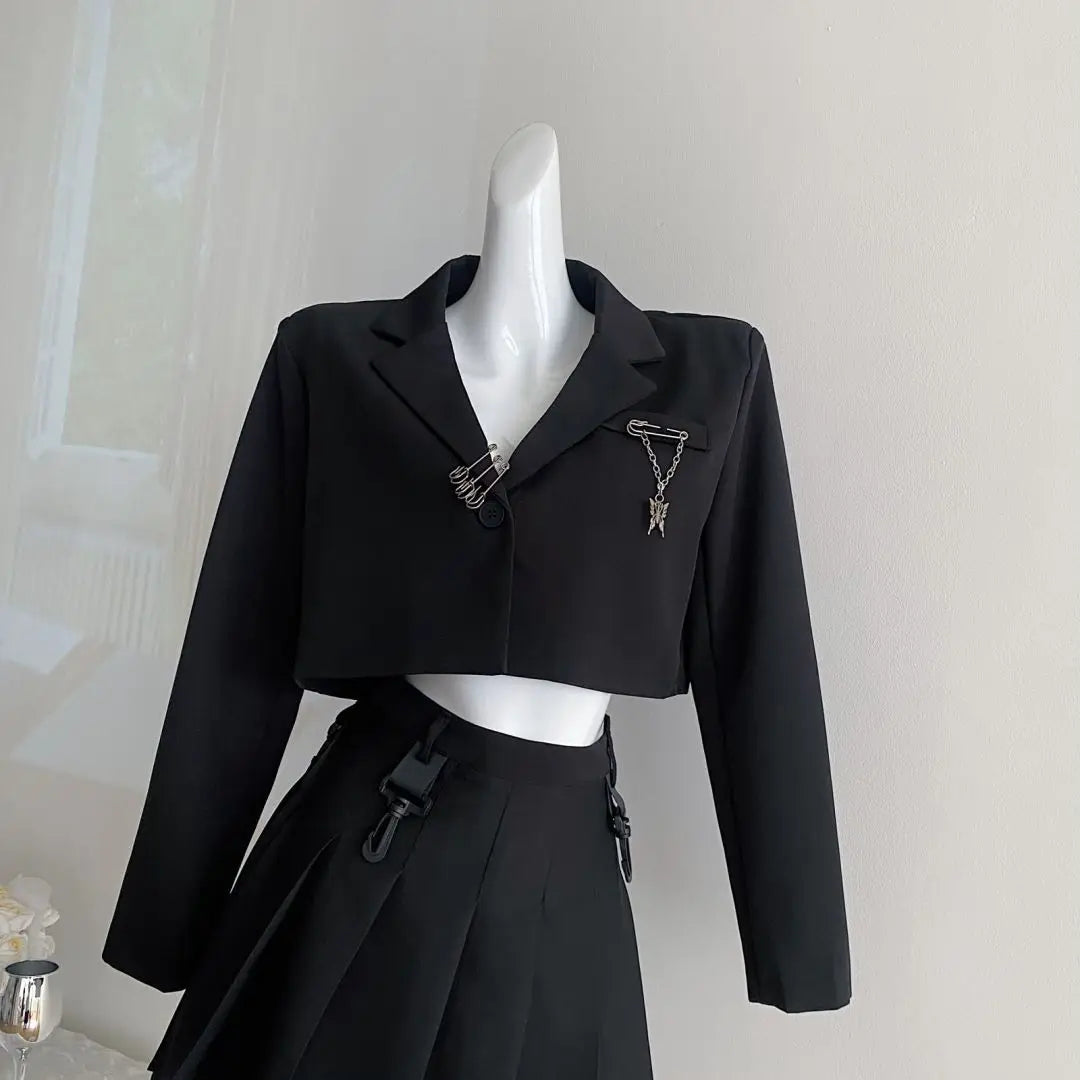 Make a statement with these loose-fit blazers for women featuring trendy chain designs—fashion-forward and effortlessly chic! -