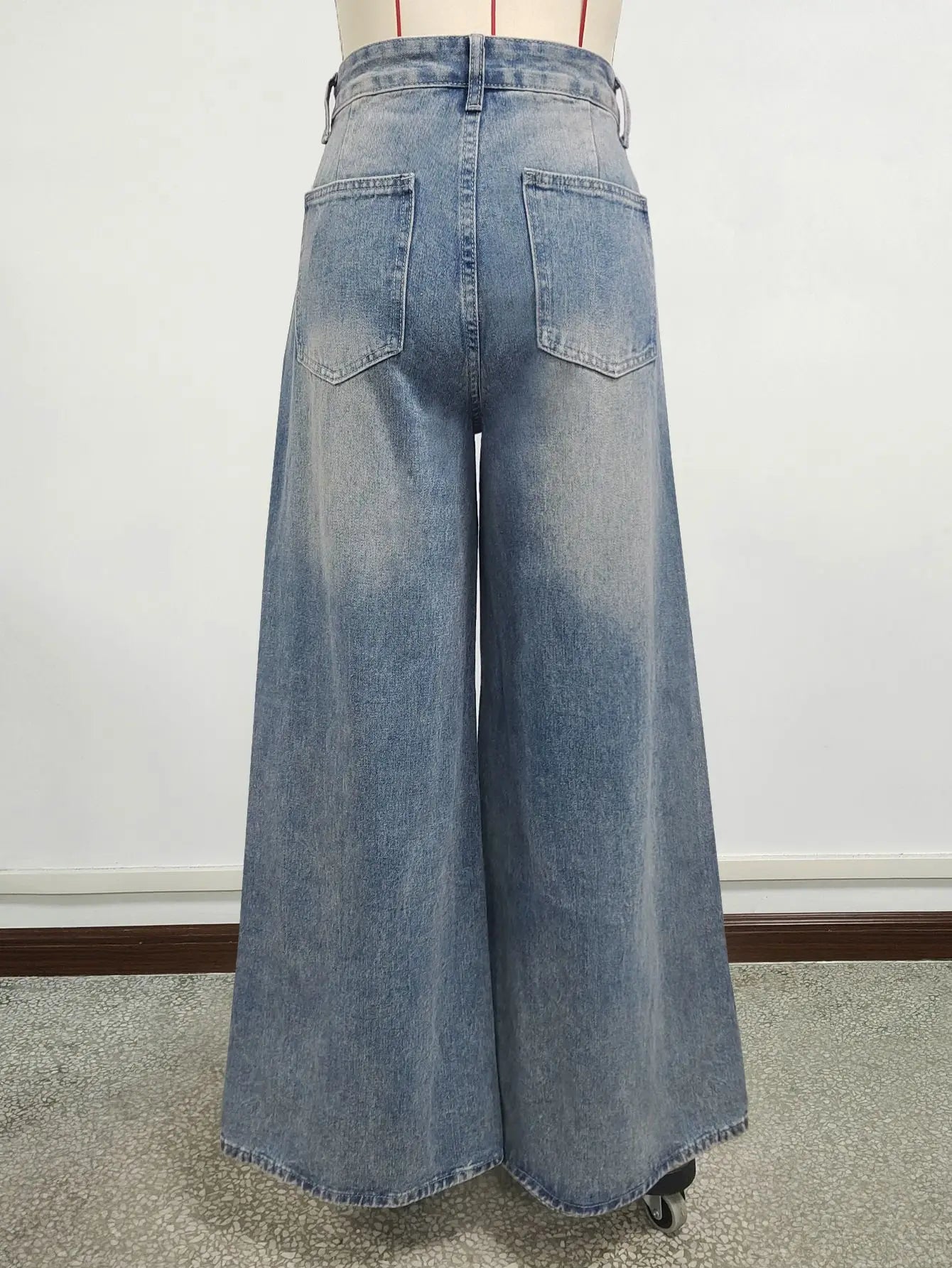 Stay cool and comfy in these trendy baggy jeans for women! -