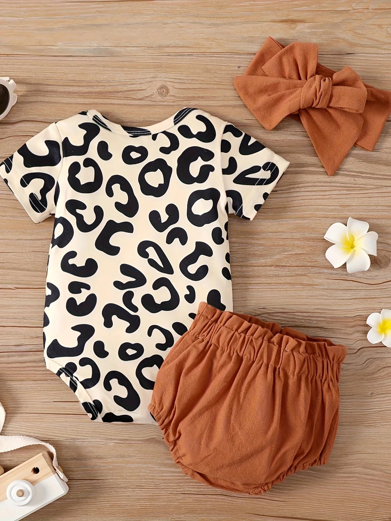 Keep your baby girl stylish with this adorable leopard print short-sleeved outfit! -