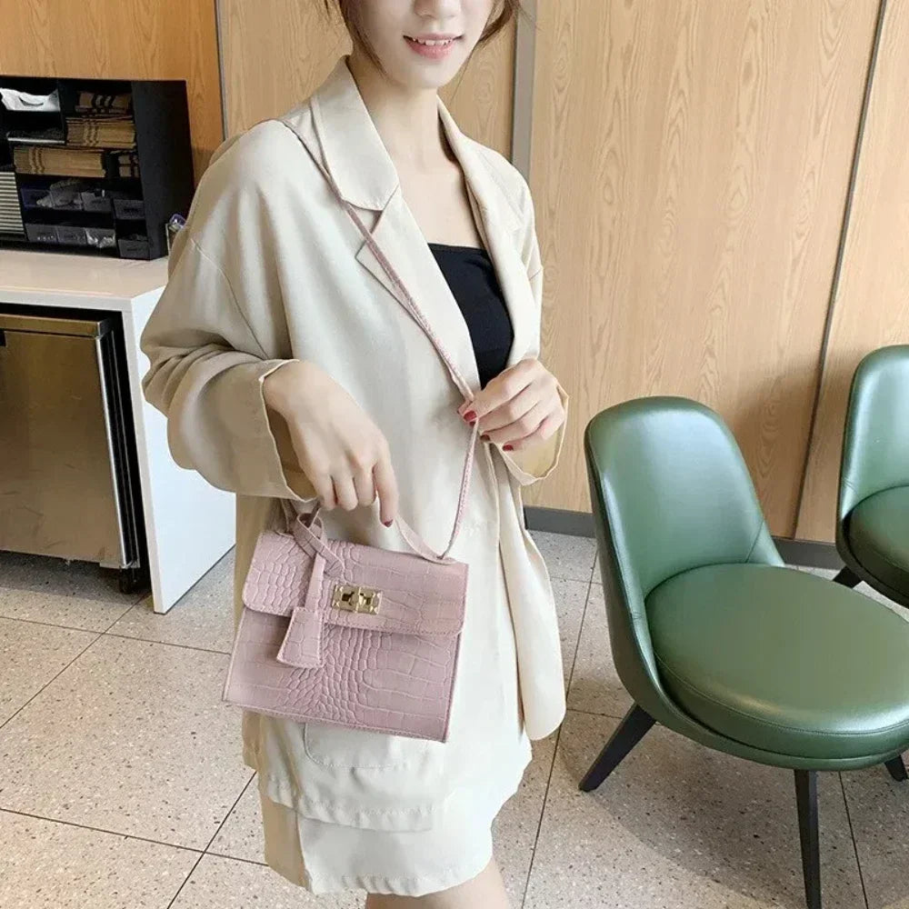 This set of women's bags combines both style and functionality with a blend of elegant messenger and handbag designs. Perfect for carrying your essentials stylishly and efficiently, this set offers the best of both worlds in one chic collection. -