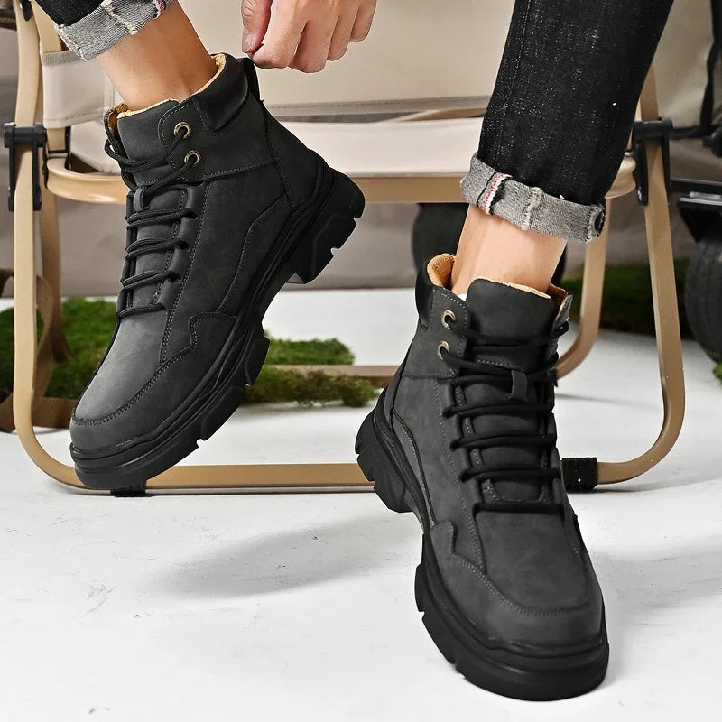Stay comfortable and stylish with these men's boots designed with a simple and comfortable design. Ideal for everyday wear and versatile enough to pair with various outfits. -
