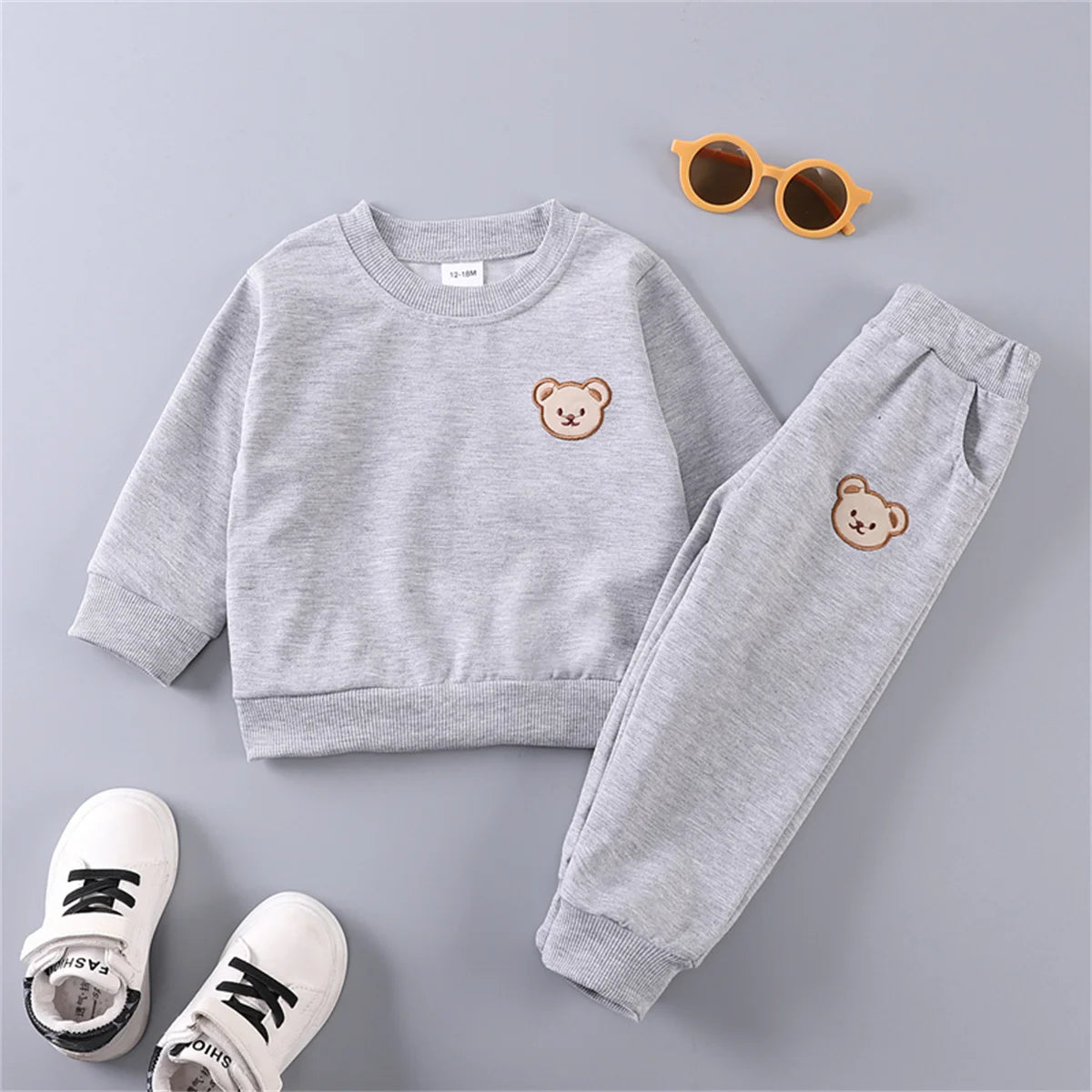 Dress your baby in simple style with these 2-piece sets of long-sleeved solid color clothing—perfect for spring and autumn wear! -