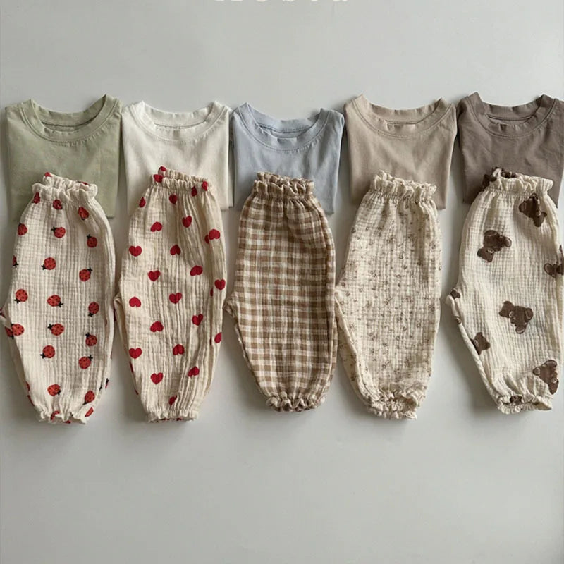 Keep your little ones comfy and cute in these organic cotton loose-fit baby pants—featuring playful tiger, bear, and floral prints perfect for boys and girls! -