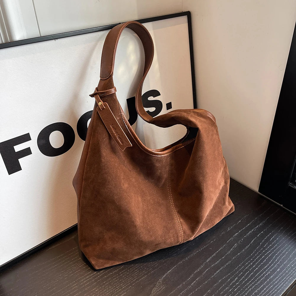 Elevate your style with this vintage shoulder bag, featuring a solid color design and large capacity. Perfect for the autumn-winter season, this handbag offers both fashion and functionality for your everyday essentials. -
