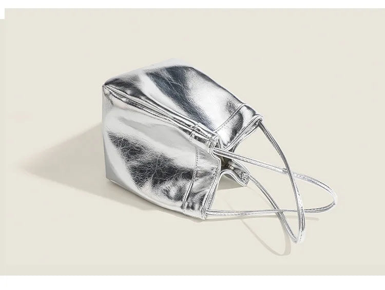 Stay on-trend with this bucket bag—a new fashion staple that offers simplicity, versatility, and a touch of classic style to elevate your wardrobe! -