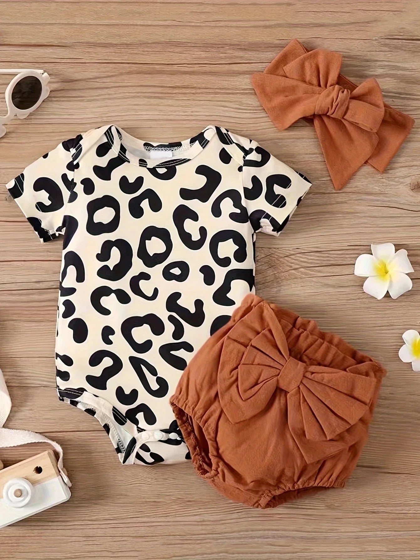 Keep your baby girl stylish with this adorable leopard print short-sleeved outfit! -