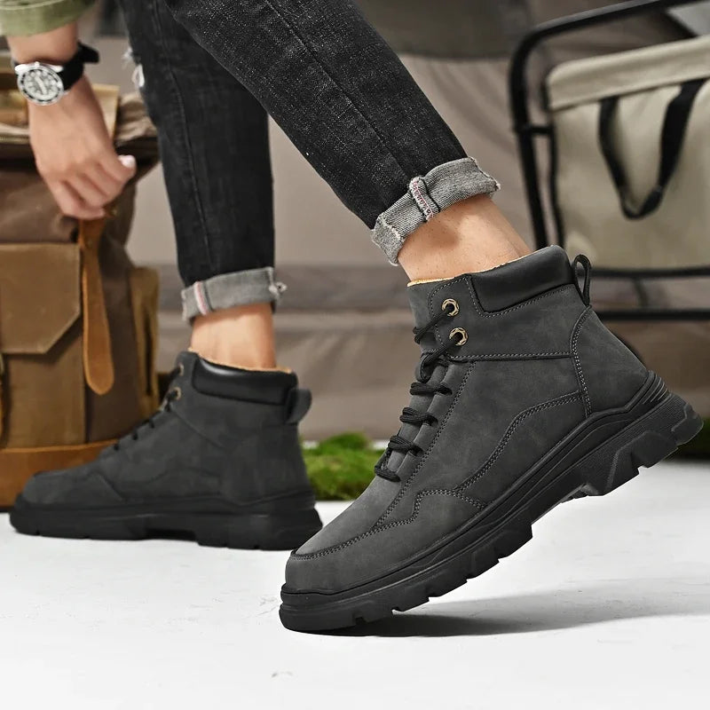 Stay comfortable and stylish with these men's boots designed with a simple and comfortable design. Ideal for everyday wear and versatile enough to pair with various outfits. -