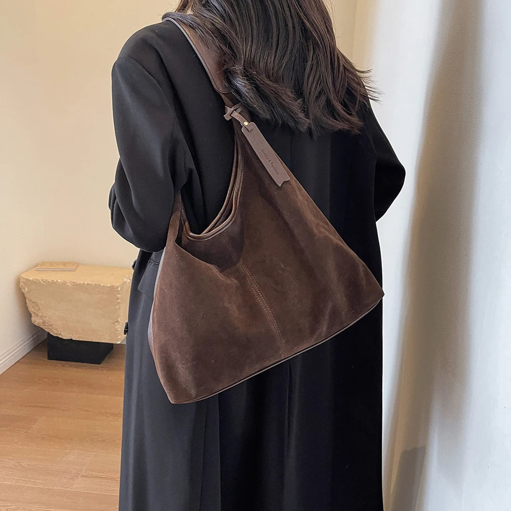 Elevate your style with this vintage shoulder bag, featuring a solid color design and large capacity. Perfect for the autumn-winter season, this handbag offers both fashion and functionality for your everyday essentials. -