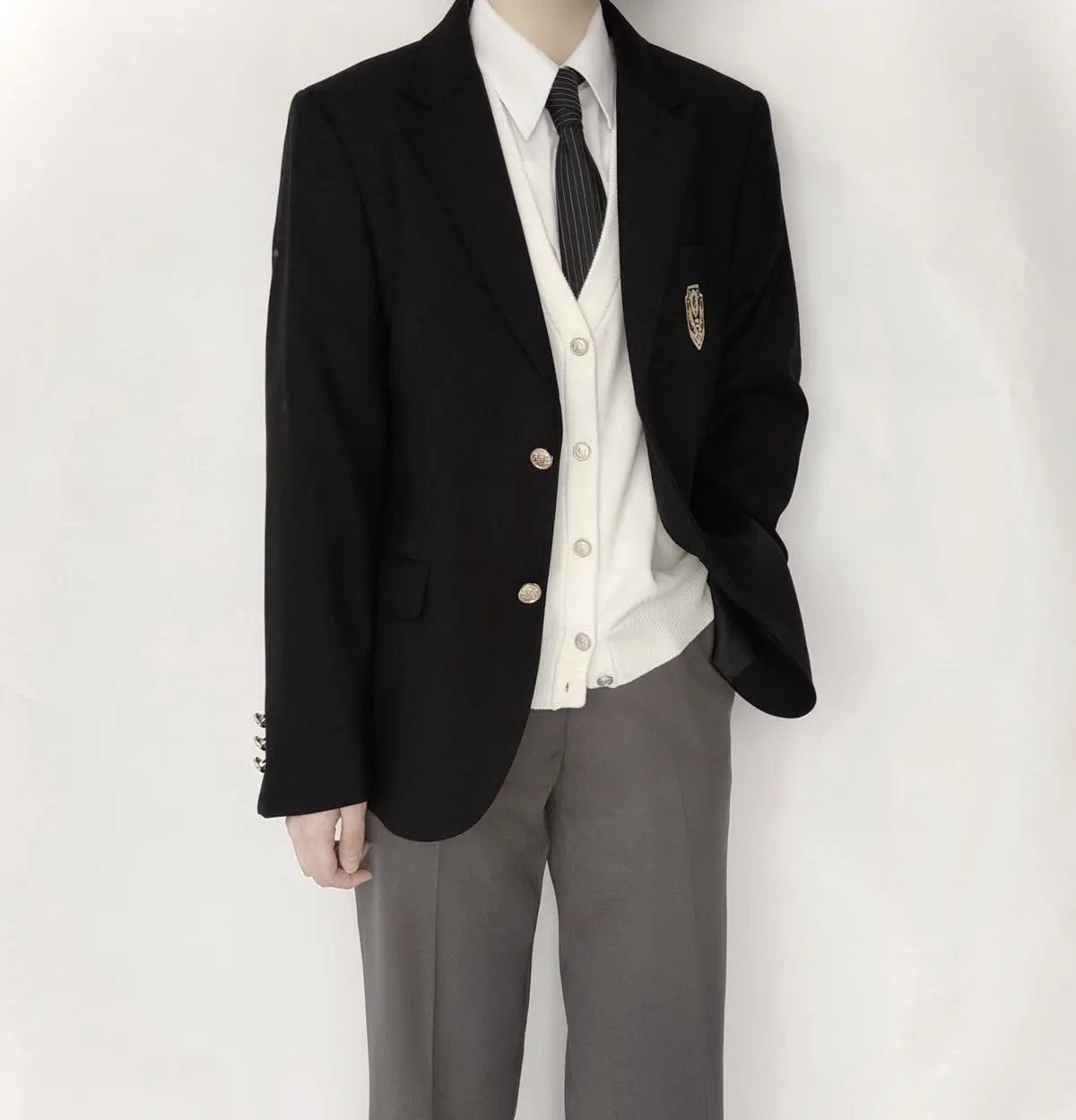 Elevate your look with this women's black single-breasted blazer featuring a sharp notched collar—timeless and versatile! -