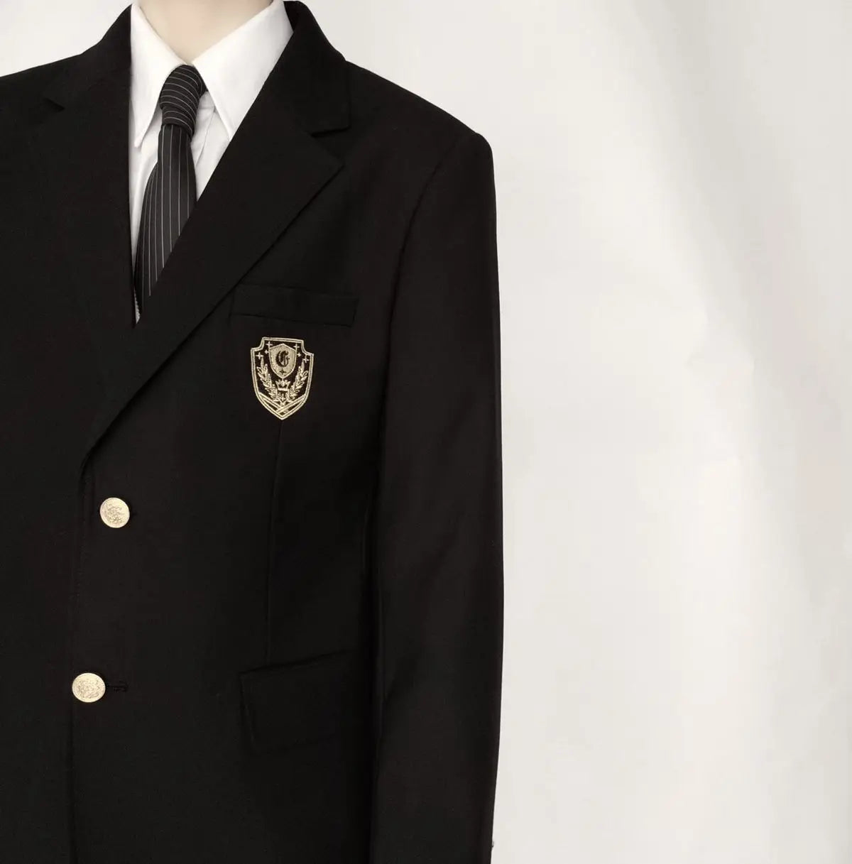 Elevate your look with this women's black single-breasted blazer featuring a sharp notched collar—timeless and versatile! -