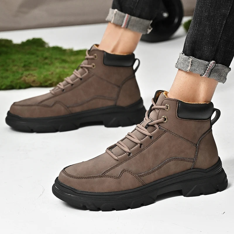 Stay comfortable and stylish with these men's boots designed with a simple and comfortable design. Ideal for everyday wear and versatile enough to pair with various outfits. -