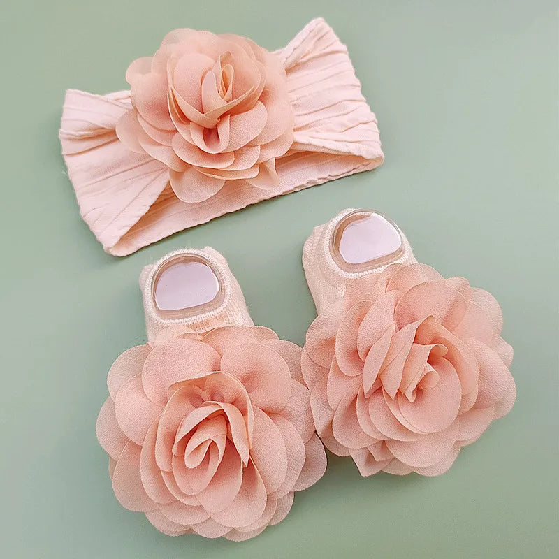 Complete your baby girl's outfit with this sweet 2-piece set—featuring delicate pearl, lace, and flower headbands along with matching socks! -