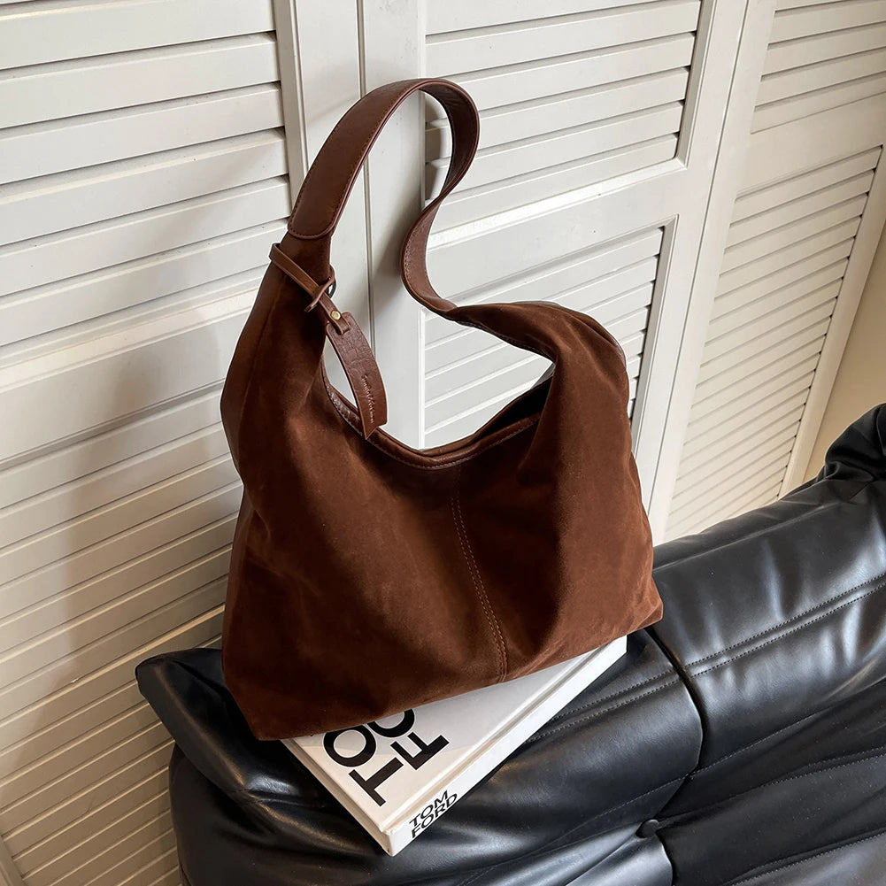 Elevate your style with this vintage shoulder bag, featuring a solid color design and large capacity. Perfect for the autumn-winter season, this handbag offers both fashion and functionality for your everyday essentials. -