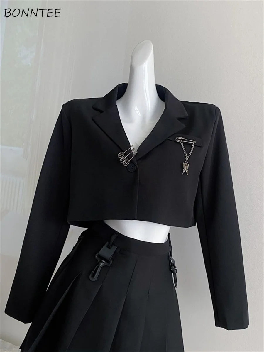 Make a statement with these loose-fit blazers for women featuring trendy chain designs—fashion-forward and effortlessly chic! -