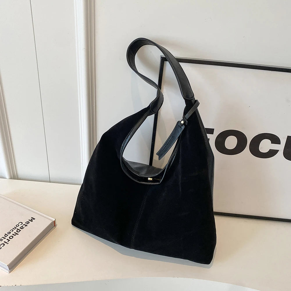 Elevate your style with this vintage shoulder bag, featuring a solid color design and large capacity. Perfect for the autumn-winter season, this handbag offers both fashion and functionality for your everyday essentials. -