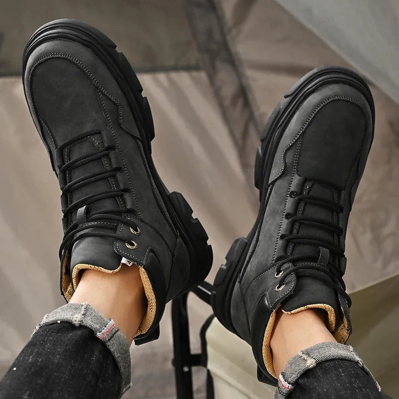 Stay comfortable and stylish with these men's boots designed with a simple and comfortable design. Ideal for everyday wear and versatile enough to pair with various outfits. -
