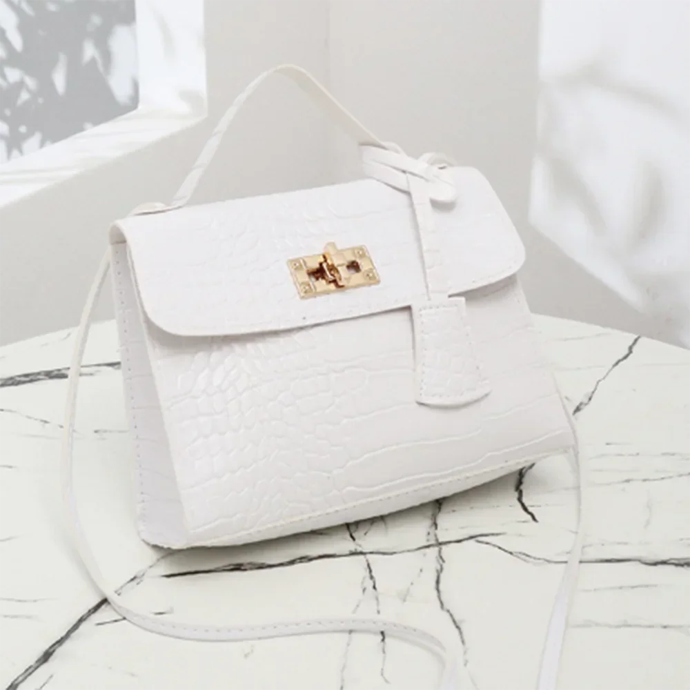 This set of women's bags combines both style and functionality with a blend of elegant messenger and handbag designs. Perfect for carrying your essentials stylishly and efficiently, this set offers the best of both worlds in one chic collection. -