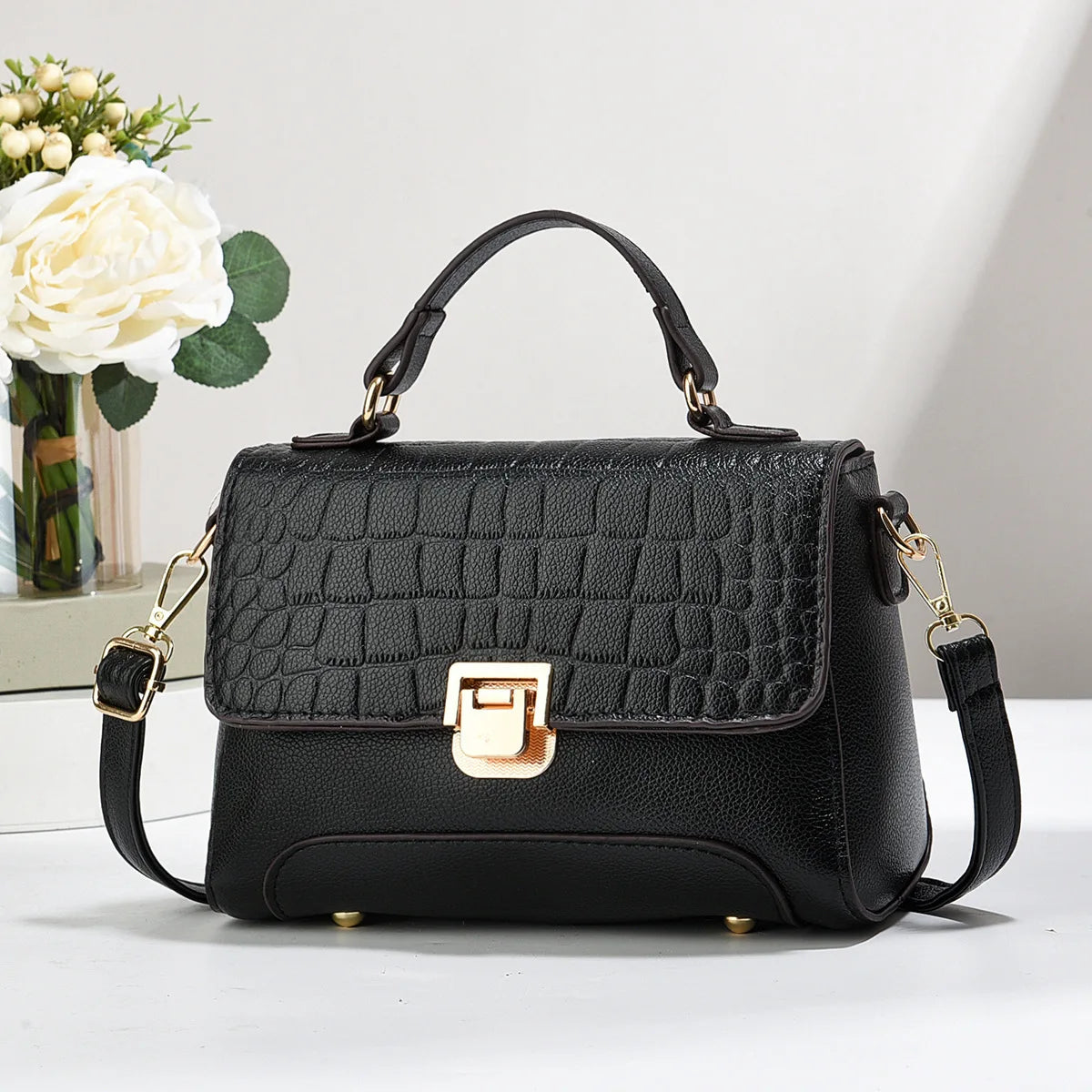 Carry all your essentials in style with this large capacity woman's handbag. Featuring both shoulder bag and crossbody options, this versatile accessory is perfect for everyday use and can accommodate your belongings with ease. -