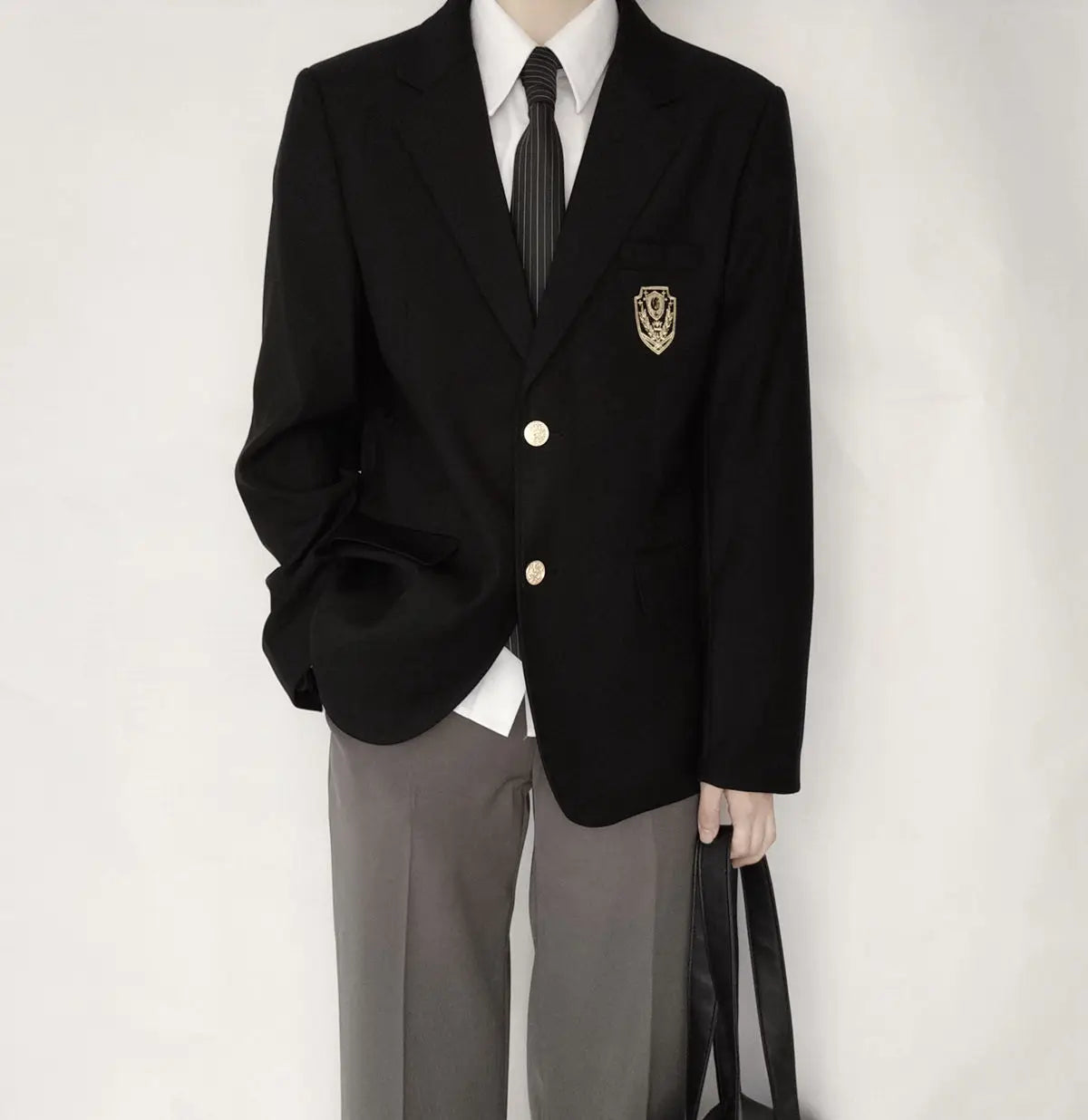 Elevate your look with this women's black single-breasted blazer featuring a sharp notched collar—timeless and versatile! -