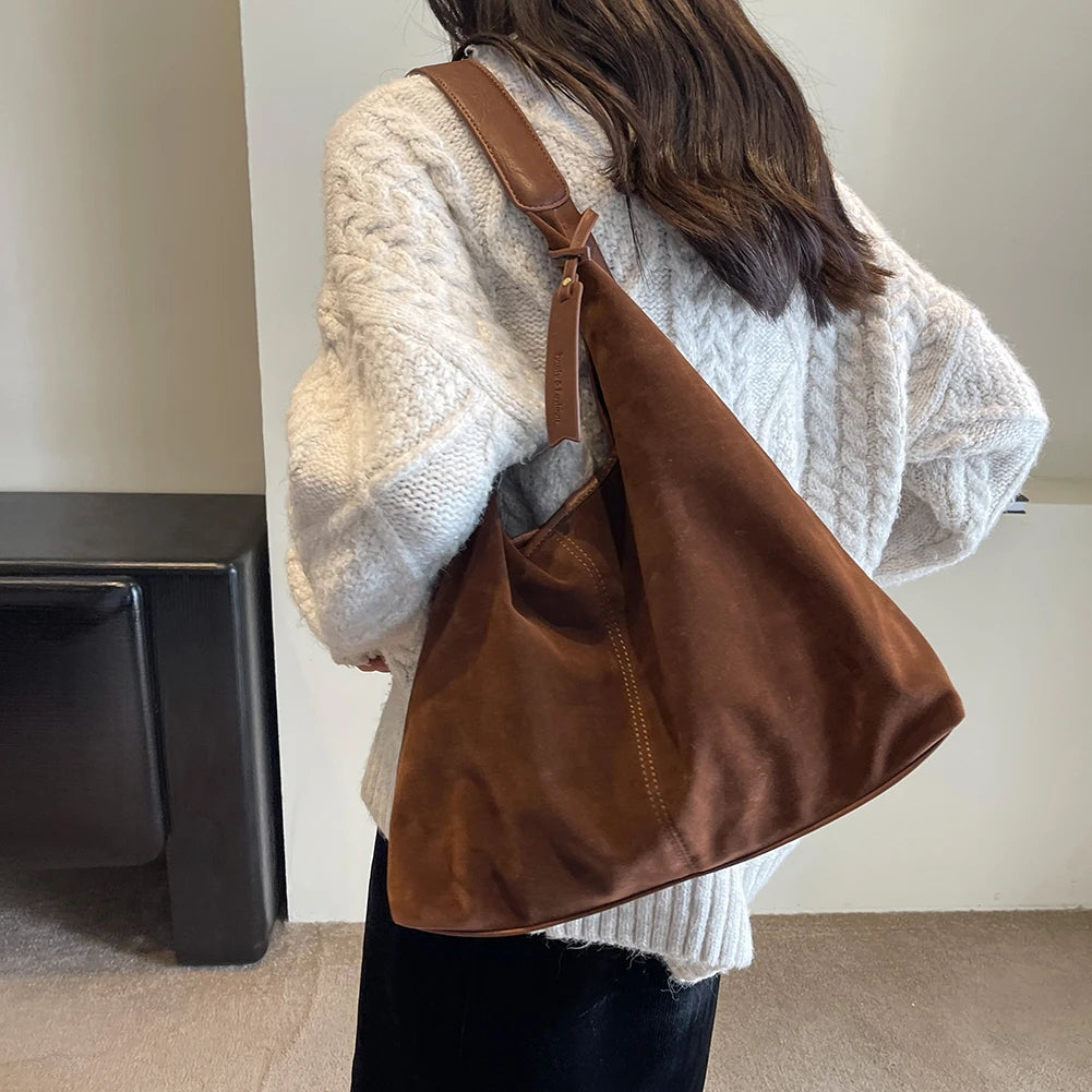 Elevate your style with this vintage shoulder bag, featuring a solid color design and large capacity. Perfect for the autumn-winter season, this handbag offers both fashion and functionality for your everyday essentials. -