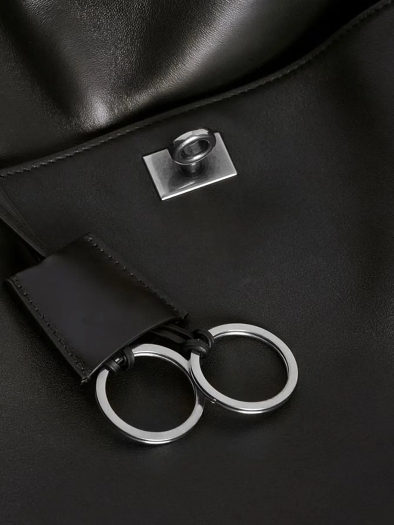 Elevate your style with this genuine leather women's tote bag. Featuring a distinctive gold buckle, this elegant handbag is perfect for commuting and adding a touch of sophistication to your look. -