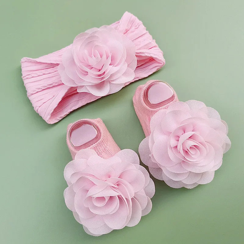 Complete your baby girl's outfit with this sweet 2-piece set—featuring delicate pearl, lace, and flower headbands along with matching socks! -