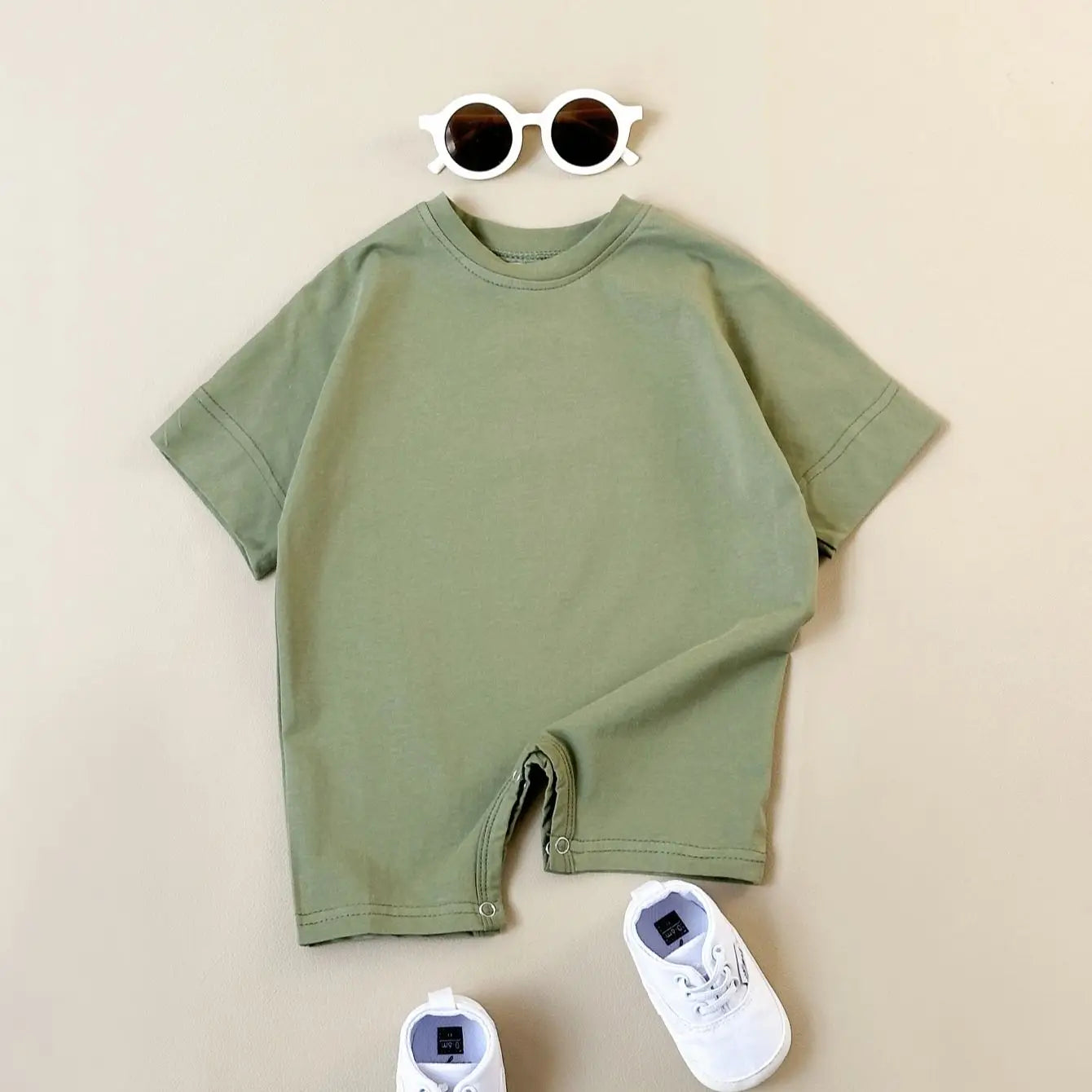 Keep your baby boy comfy and cute with this basic romper, perfect for ages 0-1 year! -
