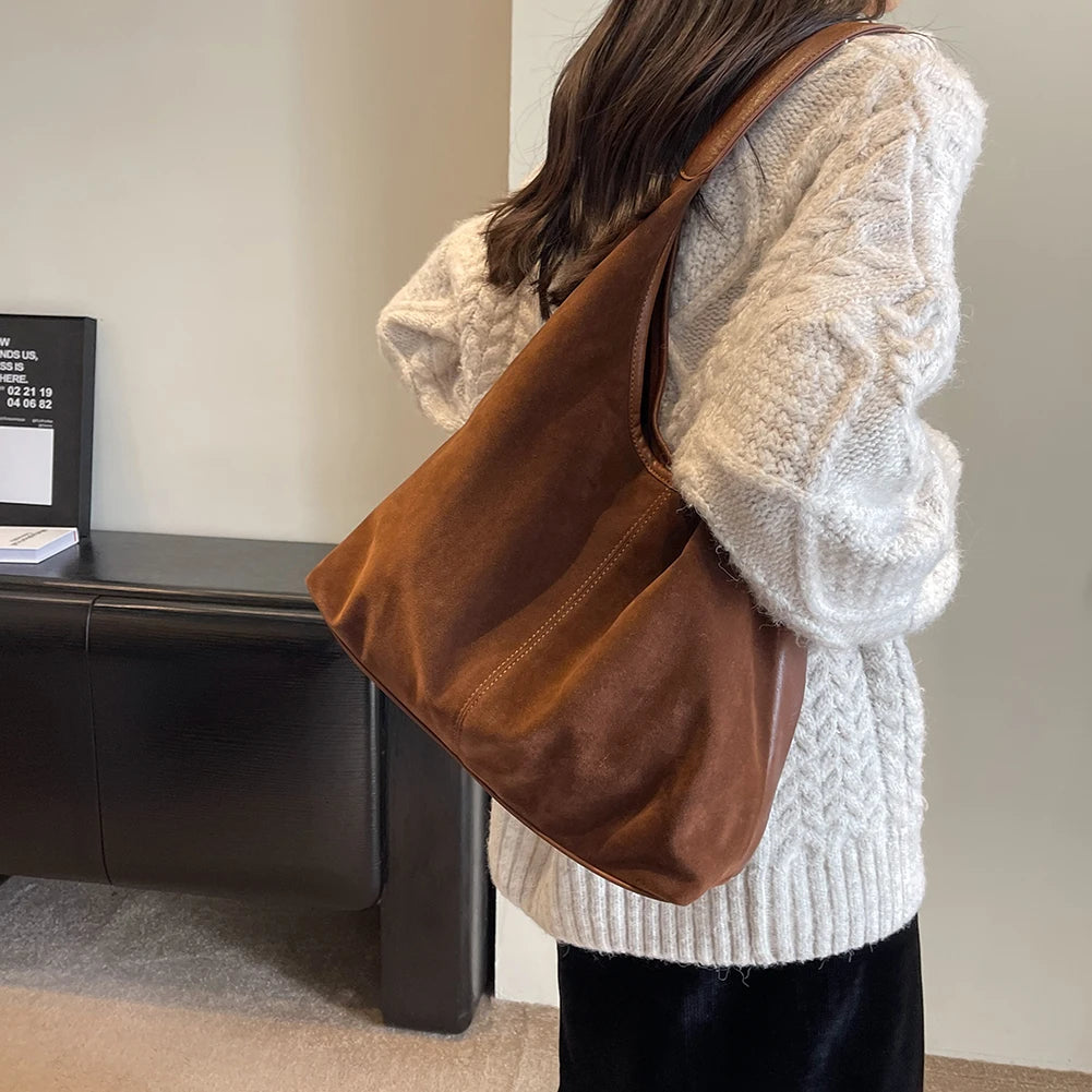Elevate your style with this vintage shoulder bag, featuring a solid color design and large capacity. Perfect for the autumn-winter season, this handbag offers both fashion and functionality for your everyday essentials. -