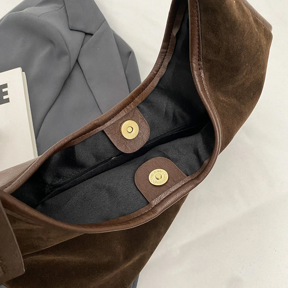Elevate your style with this vintage shoulder bag, featuring a solid color design and large capacity. Perfect for the autumn-winter season, this handbag offers both fashion and functionality for your everyday essentials. -