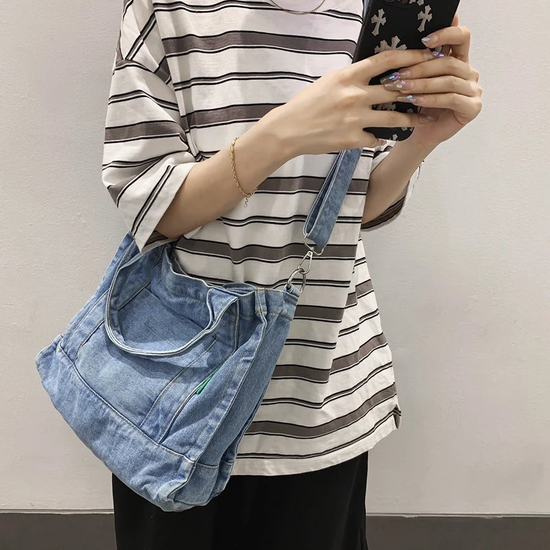 Elevate your casual look with this denim shoulder bag for women. Featuring a large design and zipper closure, this bag is perfect for shopping and everyday use, adding a touch of style to your outfit. -