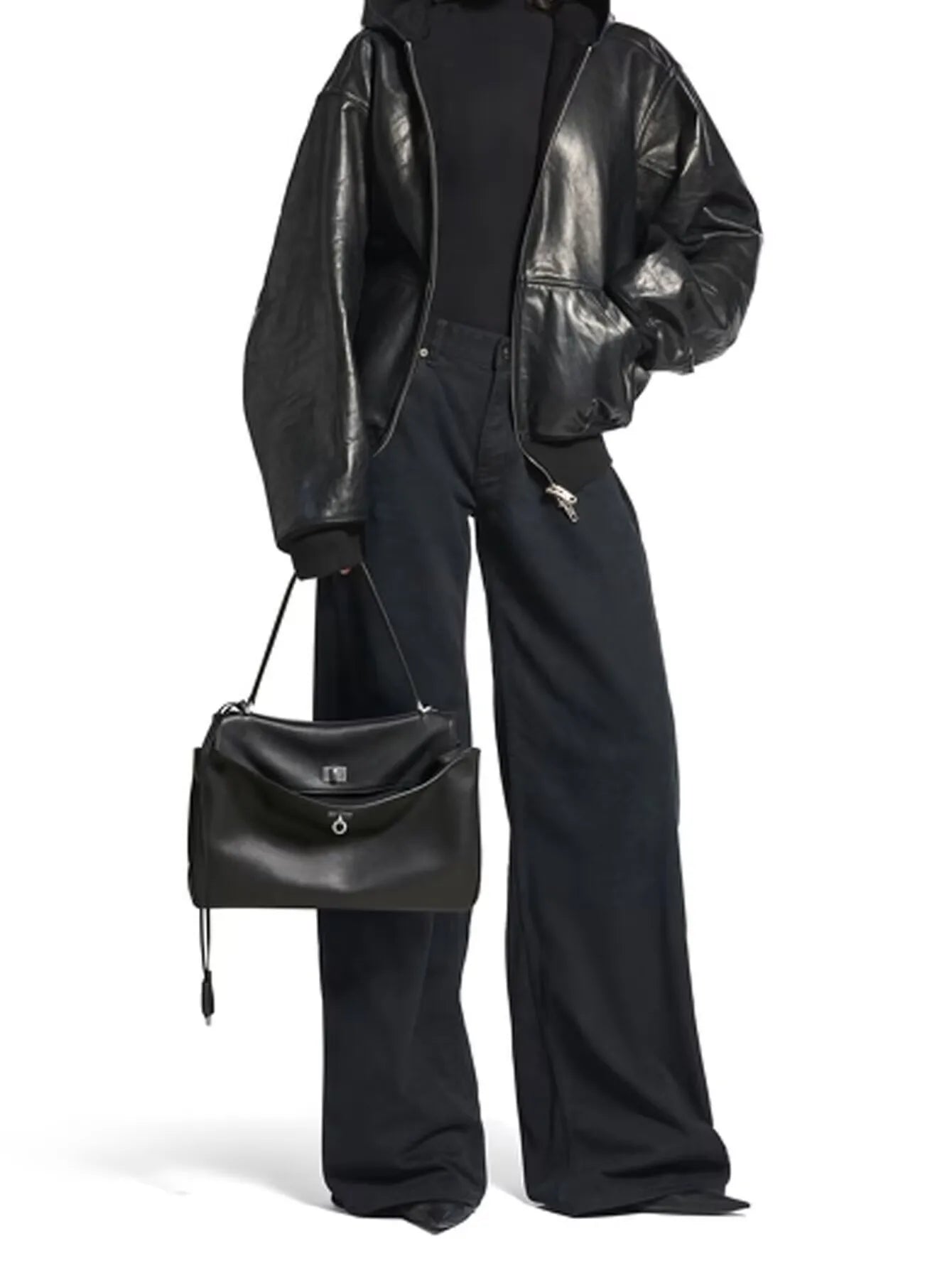 Elevate your style with this genuine leather women's tote bag. Featuring a distinctive gold buckle, this elegant handbag is perfect for commuting and adding a touch of sophistication to your look. -