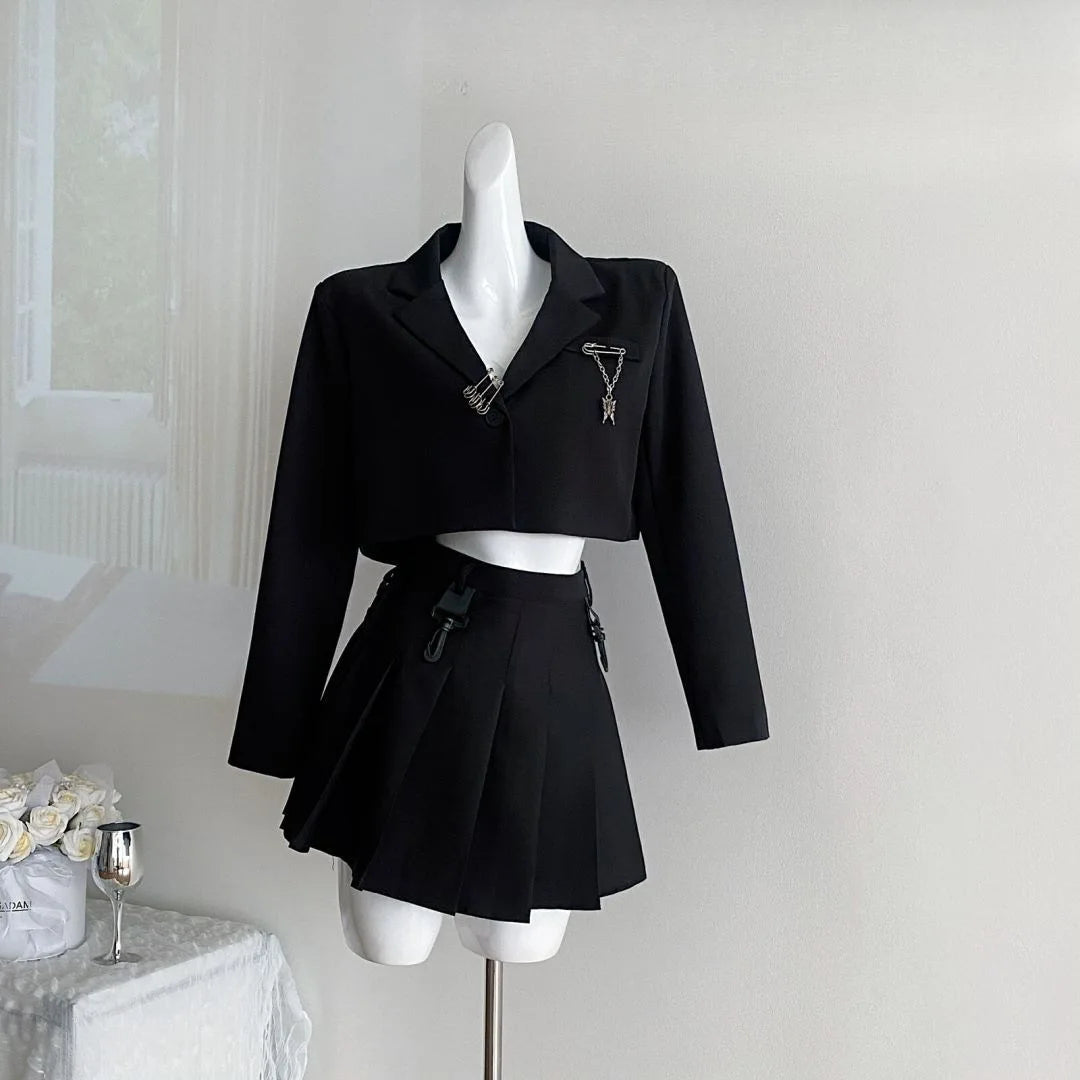 Make a statement with these loose-fit blazers for women featuring trendy chain designs—fashion-forward and effortlessly chic! -