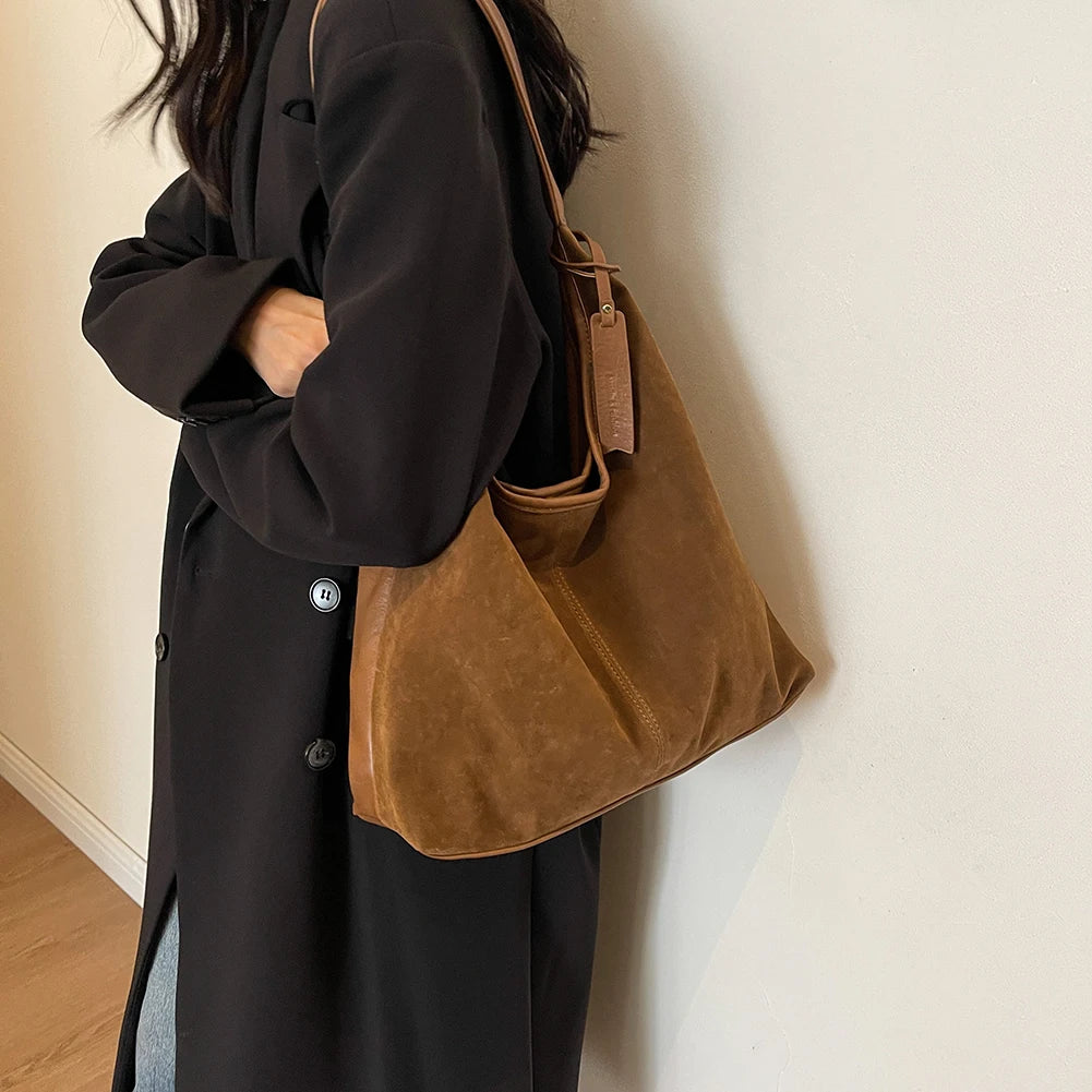 Elevate your style with this vintage shoulder bag, featuring a solid color design and large capacity. Perfect for the autumn-winter season, this handbag offers both fashion and functionality for your everyday essentials. -