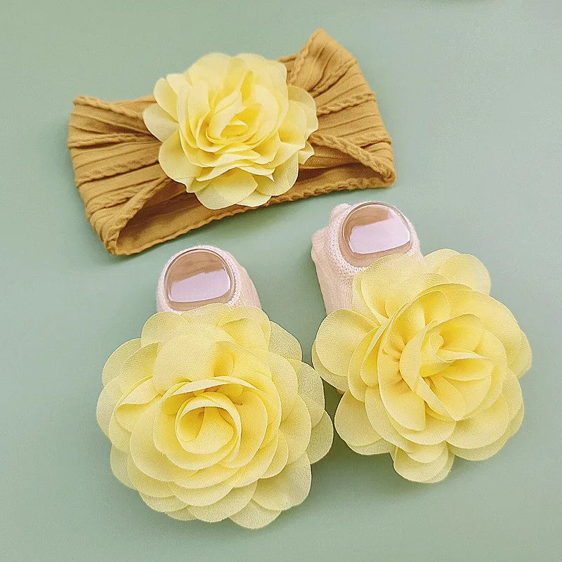 Complete your baby girl's outfit with this sweet 2-piece set—featuring delicate pearl, lace, and flower headbands along with matching socks! -