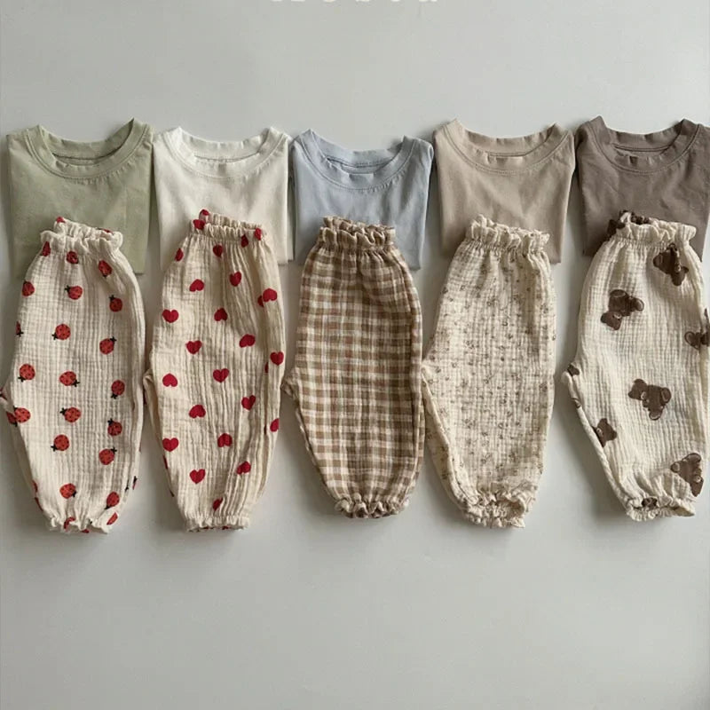 Keep your little ones comfy and cute in these organic cotton loose-fit baby pants—featuring playful tiger, bear, and floral prints perfect for boys and girls! -