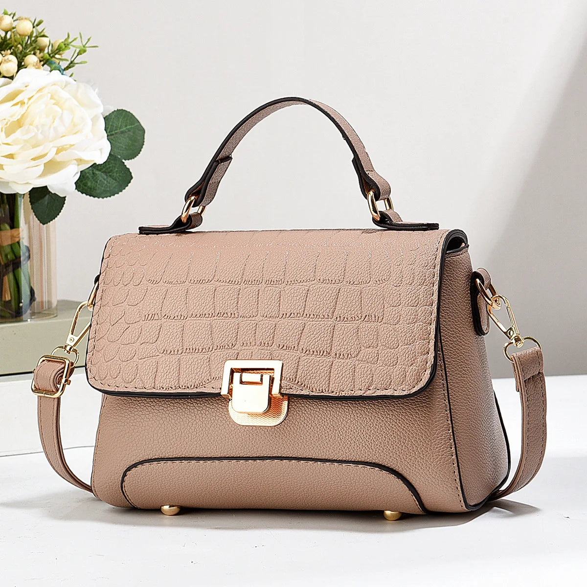 Carry all your essentials in style with this large capacity woman's handbag. Featuring both shoulder bag and crossbody options, this versatile accessory is perfect for everyday use and can accommodate your belongings with ease. -