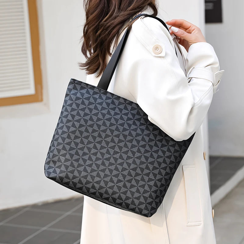 Travel in style with these large capacity tote bags for women, designed to be carried over one shoulder. Perfect for travel and outings, these bags offer both functionality and fashion for your daily adventures. -