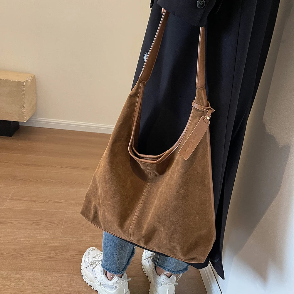 Elevate your style with this vintage shoulder bag, featuring a solid color design and large capacity. Perfect for the autumn-winter season, this handbag offers both fashion and functionality for your everyday essentials. -