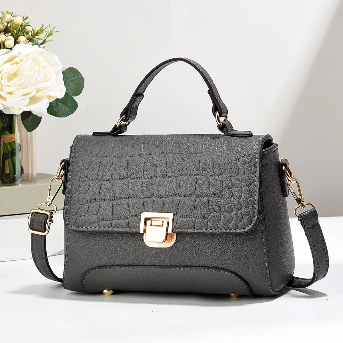 Carry all your essentials in style with this large capacity woman's handbag. Featuring both shoulder bag and crossbody options, this versatile accessory is perfect for everyday use and can accommodate your belongings with ease. -